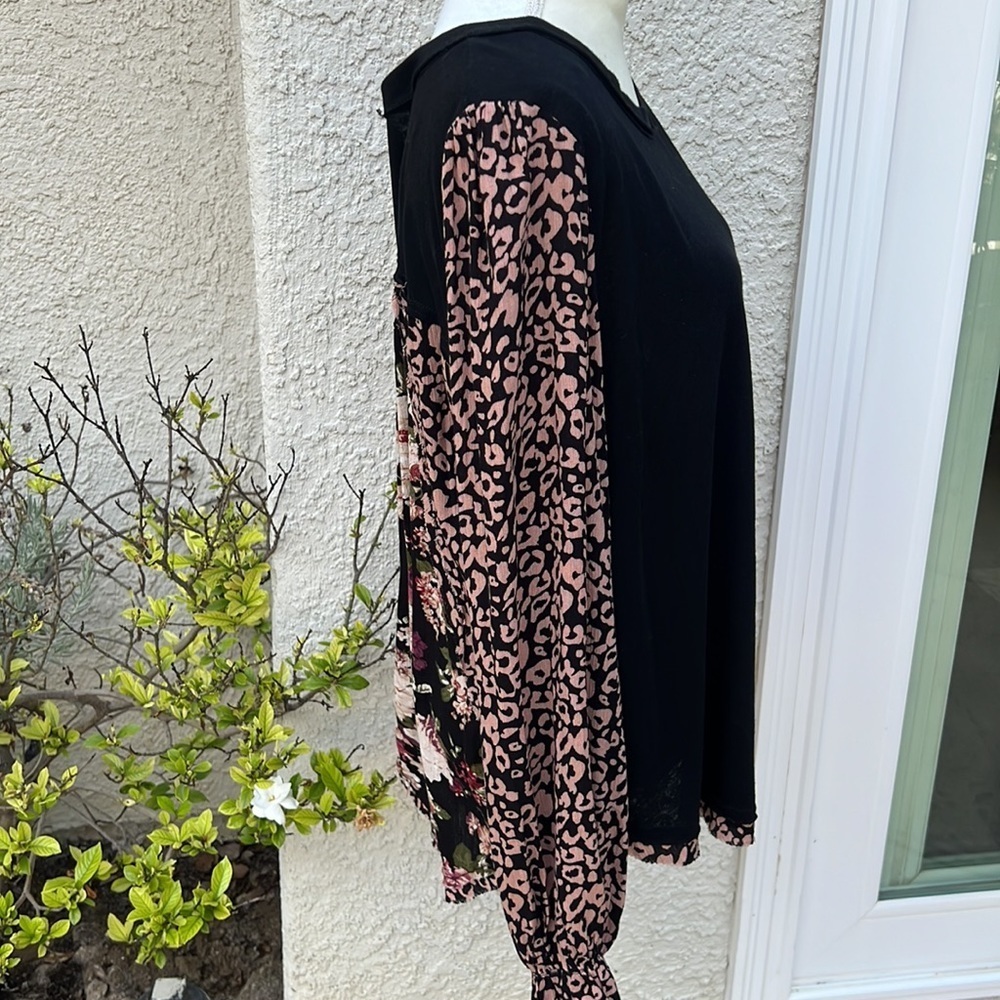 💚Umgee Black Boho Top with Leopard Sleeve Floral Back Women's Size L - Picture 3 of 10